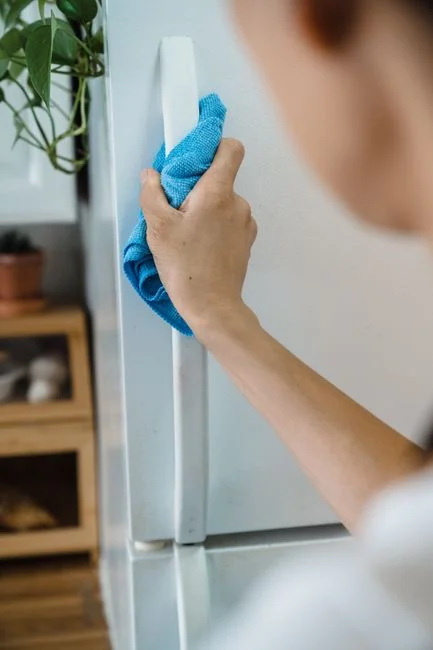 Bureau épuré mettant en avant un nettoyant multi-usages, des fournitures de bureau et des solutions de rangement.